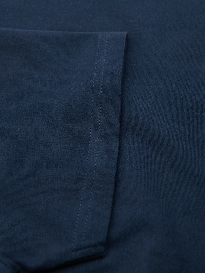 Męska klasyczna bawełniana koszulka z dekoltem w serek BASIC – granatowa V2 OM-TSBS-0237