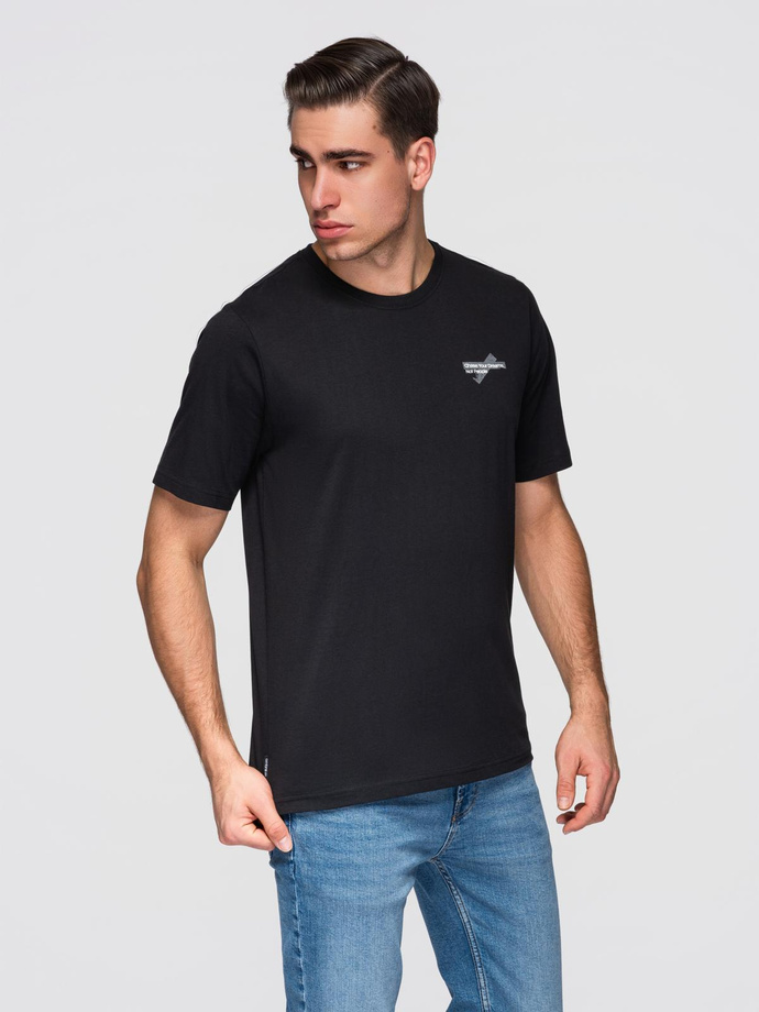 Męski t-shirt z niewielkim nadrukiem na klatce piersiowej - czarny V2 OM-TSPT-0258
