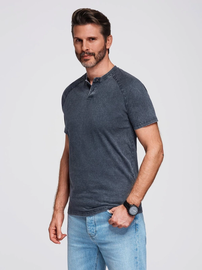 Męski t-shirt z efektem sprania i guzikami przy dekolcie – granatowy V2 OM-TSWT-0150