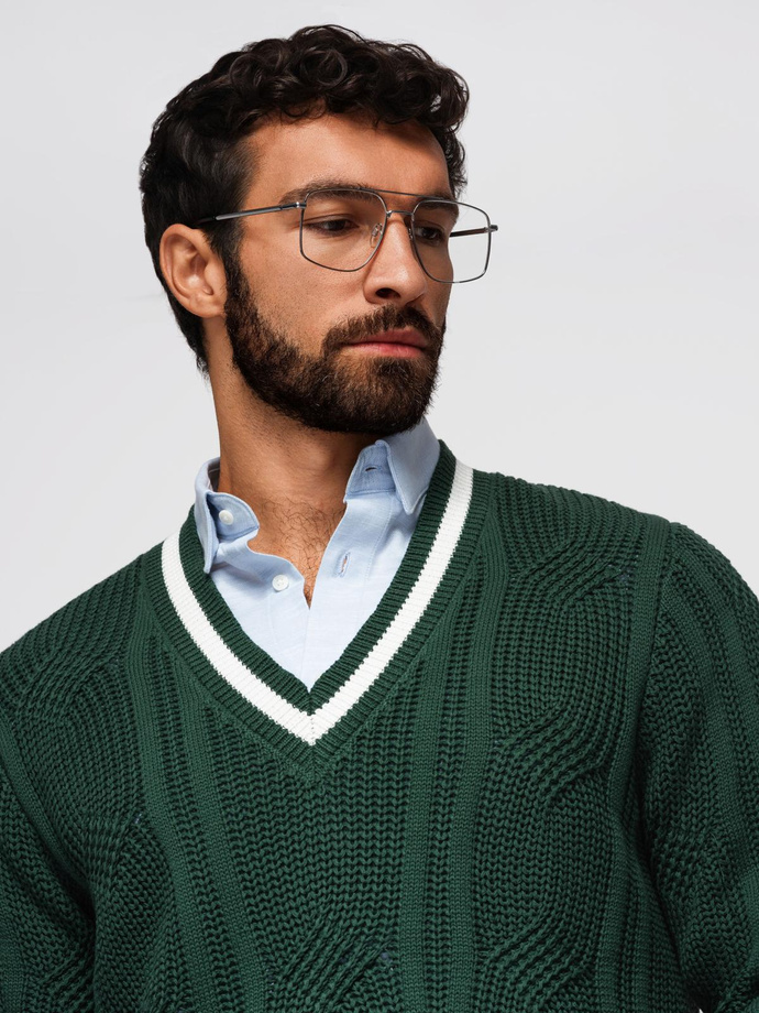 Sweter męski o splocie warkoczowym z dekoltem w serek - zielony V3 OM-SWSW-0151
