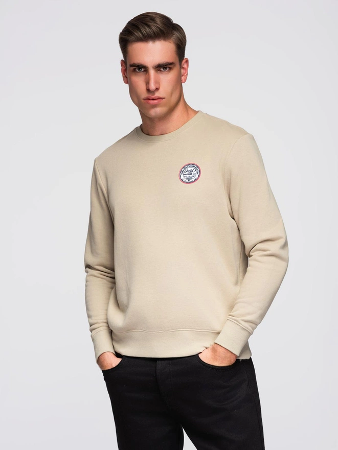 Nierozpinana dresowa bluza męska z naszywką w stylu college – piaskowa V3 OM-SSNZ-0134