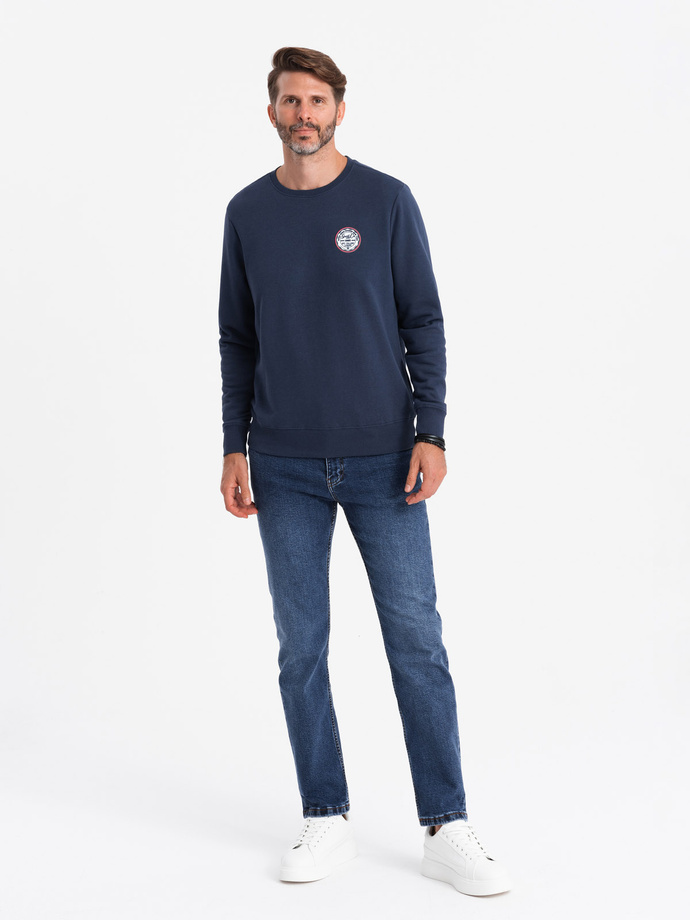 Nierozpinana męska dresowa bluza z naszywką w stylu college – granatowa V2 OM-SSNZ-0134
