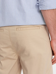 Szorty męskie chinosy z kontrastowym podwinięciem – piaskowe V10 W421
