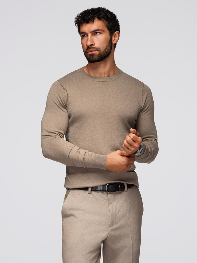 Sweter męski klasyczny z wiskozą BASIC z okrągłym dekoltem – ciemnobeżowy V15 OM-SWBS-0106 