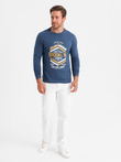 Longsleeve męski z nadrukiem w stylu collegowym - niebieski V2 OM-LSPT-0117