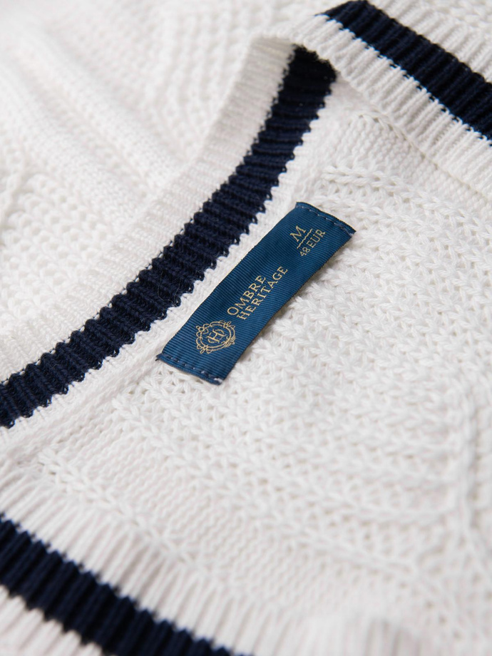 Sweter męski o splocie warkoczowym z dekoltem w serek -  biały V1 OM-SWSW-0151