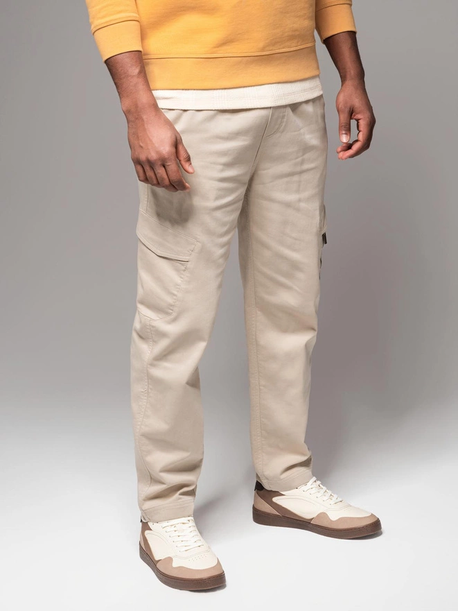 Dzianinowe męskie joggery z kieszeniami cargo – kremowe V1 OM-PAJO-0199