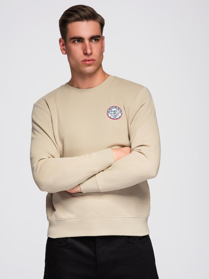 Nierozpinana dresowa bluza męska z naszywką w stylu college – piaskowa V3 OM-SSNZ-0134