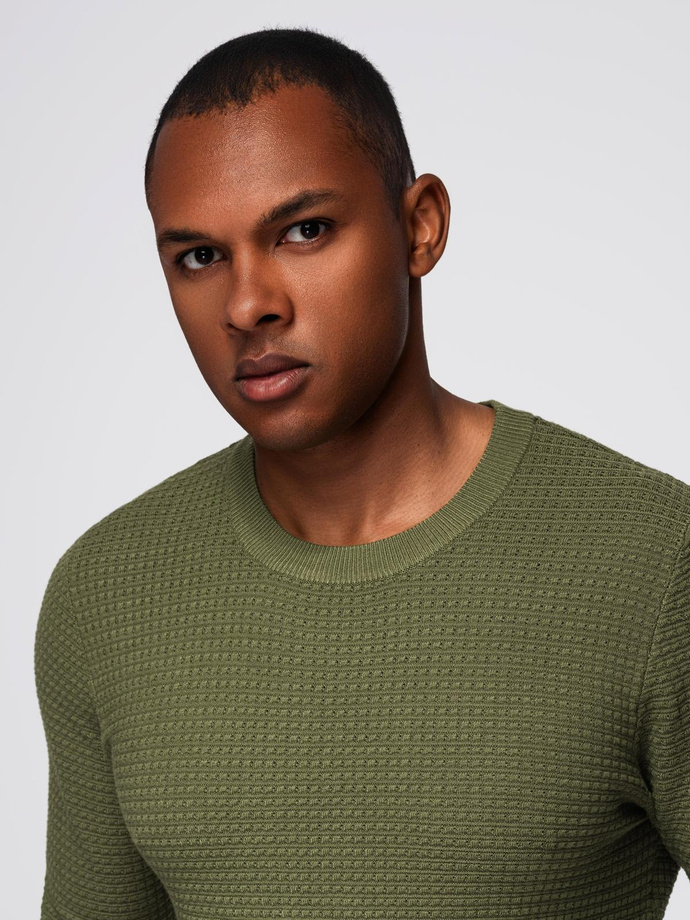 Strukturalny sweter męski z okrągłym dekoltem  – oliwkowy V1 OM-SWSW-0181
