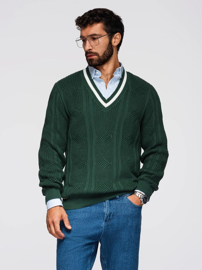 Sweter męski o splocie warkoczowym z dekoltem w serek - zielony V3 OM-SWSW-0151