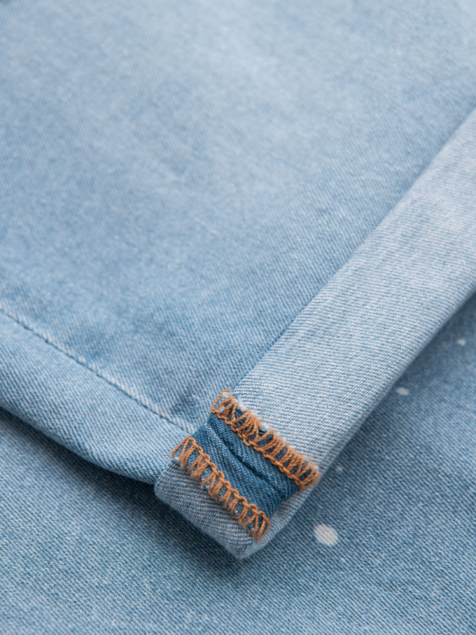 Męskie krótkie spodenki jeansowe z przetarciami i podwiniętą nogawką – jasnoniebieskie V1 OM-SRDS-0186