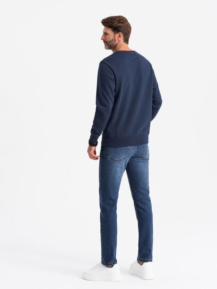 Nierozpinana męska dresowa bluza z naszywką w stylu college – granatowa V2 OM-SSNZ-0134