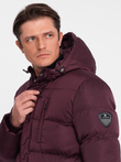 Długa zimowa kurtka męska pikowana o satynowym wykończeniu - bordowa V4 OM-JALJ-0147