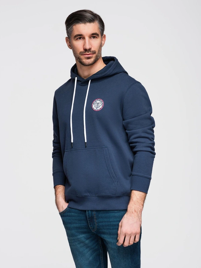 Męska dresowa bluza kangurka z kapturem i naszywką w stylu college – granatowa V2 OM-SSNZ-0144