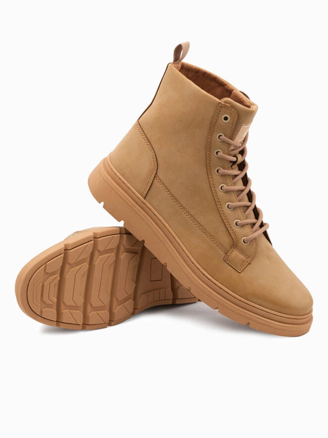 Jednokolorowe wysokie buty męskie z ozdobnymi przeszyciami – camel V3 OM-FOBO-0133