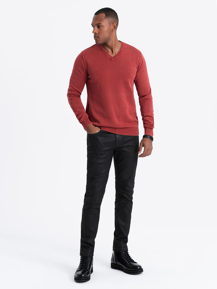 Sweter męski washowany z dekoltem w serek - czerwony V3 OM-SWOS-0108