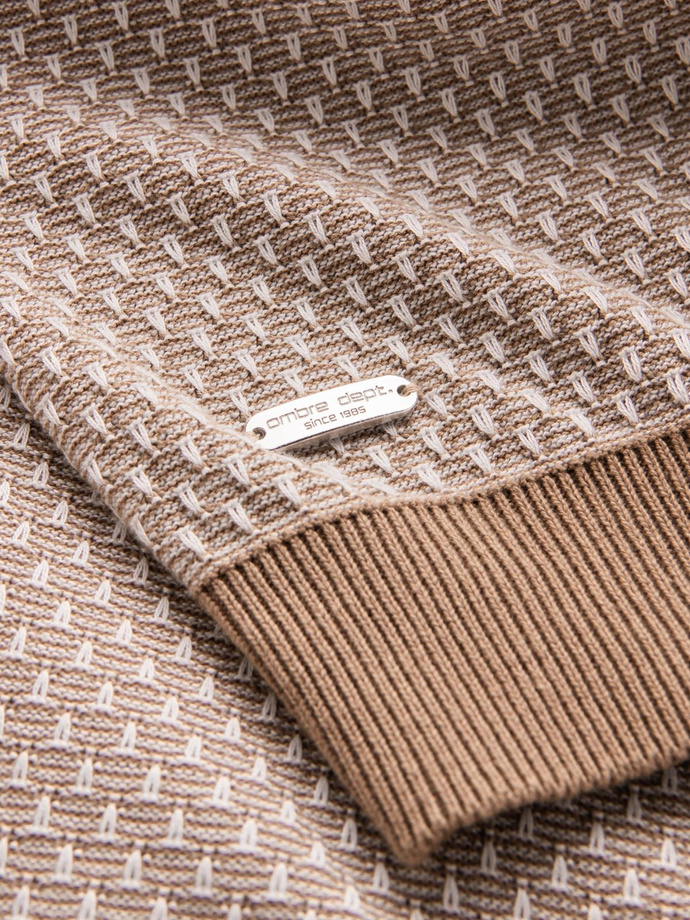 Sweter męski dzianinowy RELAXED FIT we wzory – jasnobrązowy V3 OM-SWSW-0111