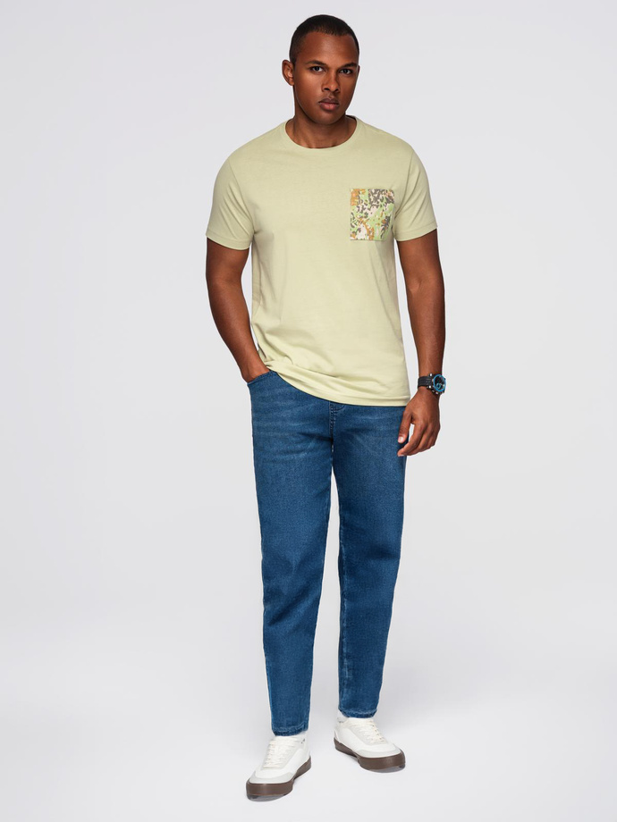 Męski t-shirt bawełniany z printowaną kieszonką –  jasnooliwkowy V2 OM-TSPT-0227