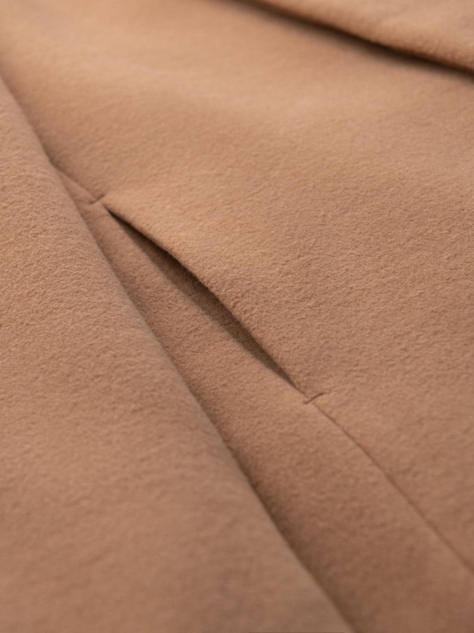 Męski płaszcz z asymetrycznym zapięciem i wysokim kołnierzem – jasnobrązowy V4 OM-COWC-0141