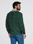 Sweter męski o splocie warkoczowym z dekoltem w serek - zielony V3 OM-SWSW-0151