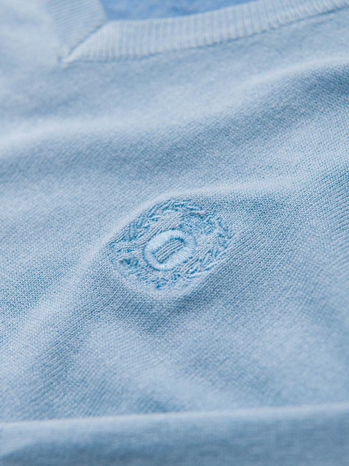 Elegancki męski sweter V-neck BASIC z wiskozą –jasnoniebieski V10 OM-SWBS-0107