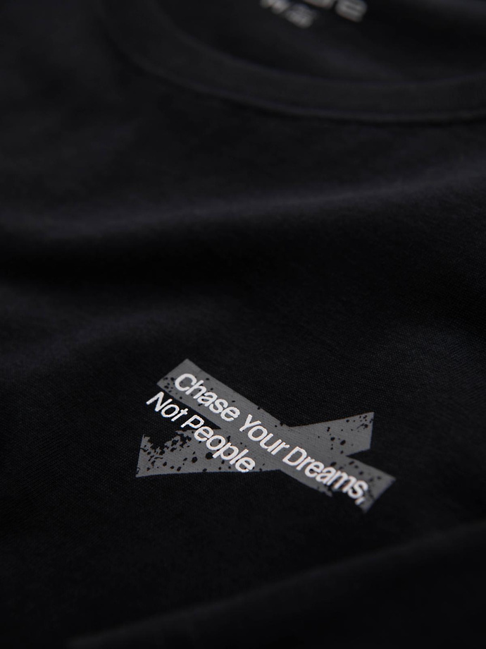 Męski t-shirt z niewielkim nadrukiem na klatce piersiowej - czarny V2 OM-TSPT-0258