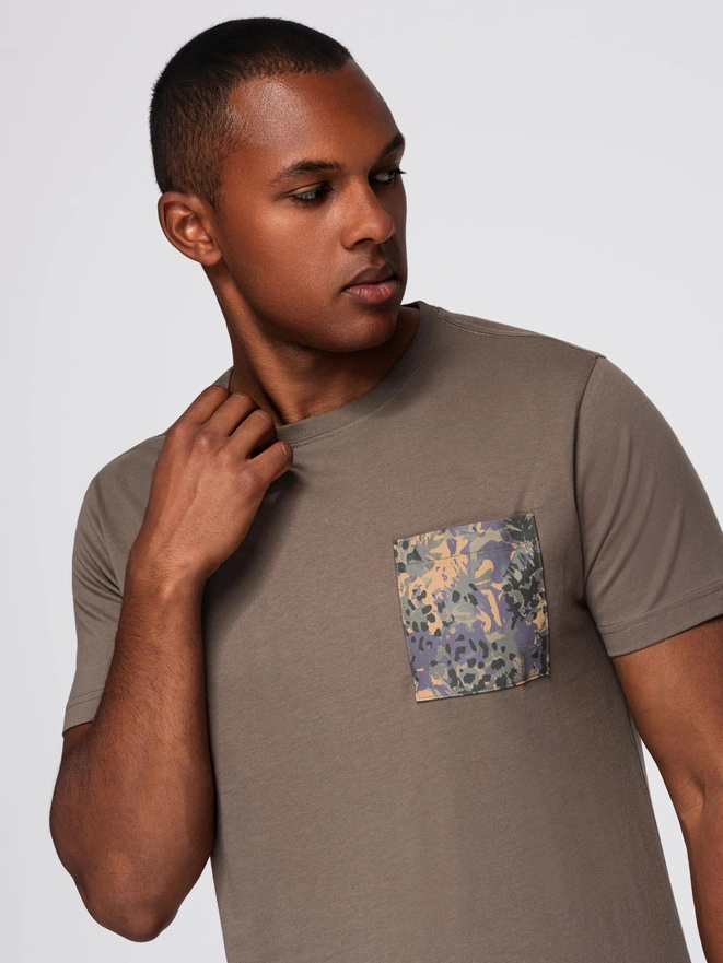 T-shirt męski bawełniany z printowaną kieszonką – ciemnooliwkowy V1 OM-TSPT-0227