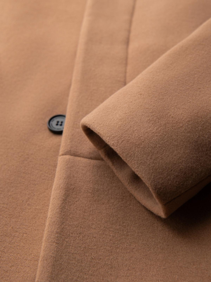 Męski płaszcz z asymetrycznym zapięciem i wysokim kołnierzem – jasnobrązowy V4 OM-COWC-0141