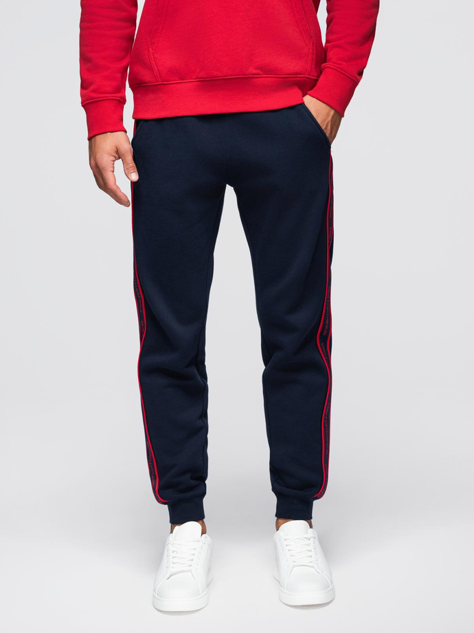 Sportowe spodnie męskie jogger z lampasami – granatowe V3 OM-PASK-0284