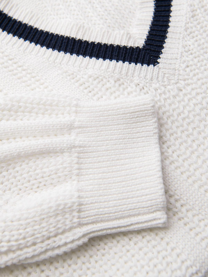 Sweter męski o splocie warkoczowym z dekoltem w serek -  biały V1 OM-SWSW-0151