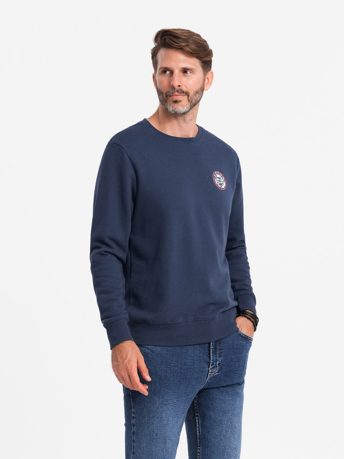 Nierozpinana męska dresowa bluza z naszywką w stylu college – granatowa V2 OM-SSNZ-0134