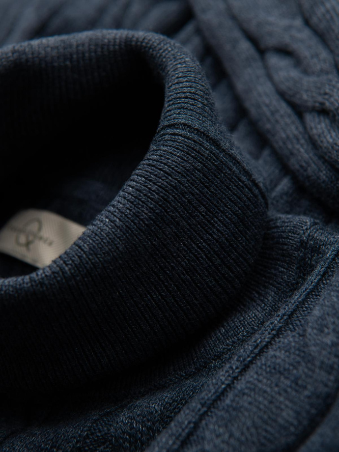 Męski sweter golf z warkoczowym splotem – granatowy V3 OM-SWTN-0157