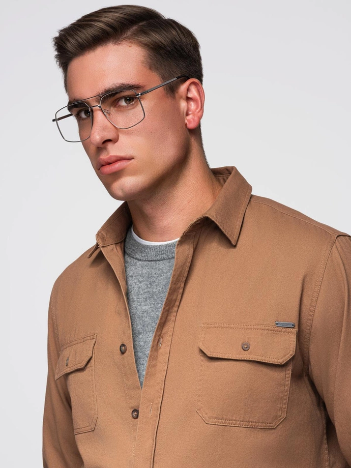 Męska bawełniana koszula REGULAR FIT z kieszeniami zapinanymi na guziki - camel V2 OM-SHCS-0146