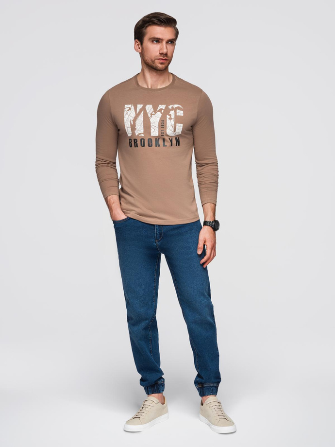 Męski longsleeve z miejskim nadrukiem – jasnobrązowy V1 OM-LSPT-0131
