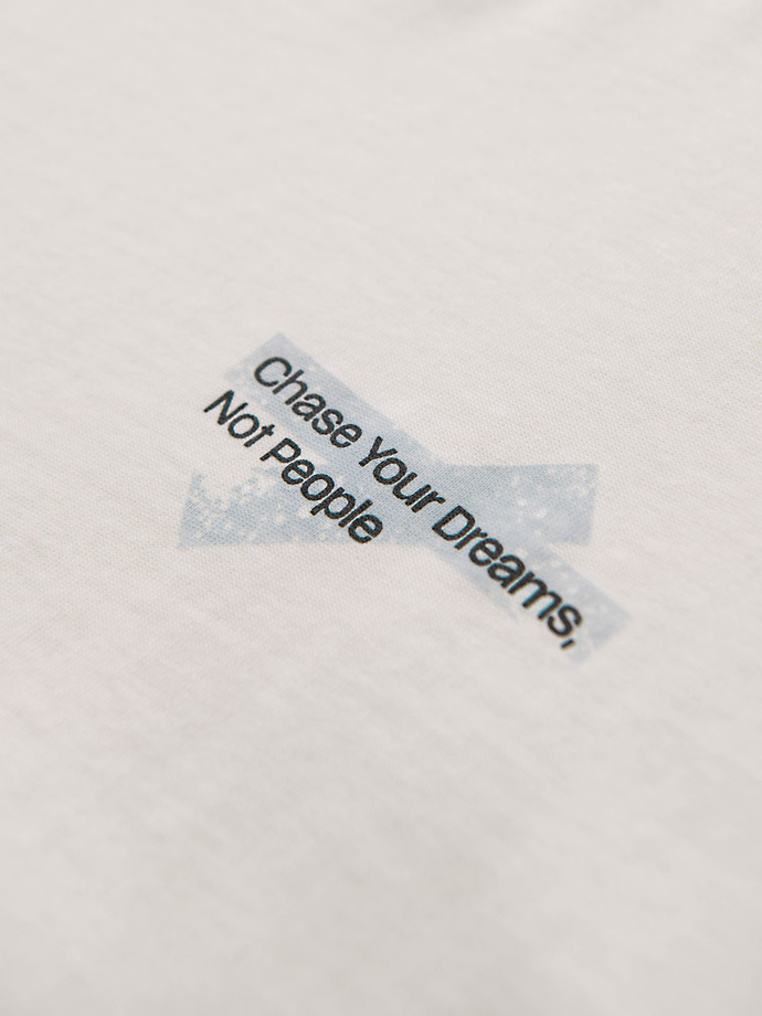 T-shirt męski z niewielkim nadrukiem na klatce piersiowej - biały V3 OM-TSPT-0258