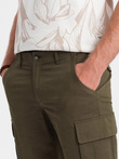 Jednokolorowe szorty męskie z kieszeniami cargo – ciemnooliwkowe V2 OM-SRCG-0133