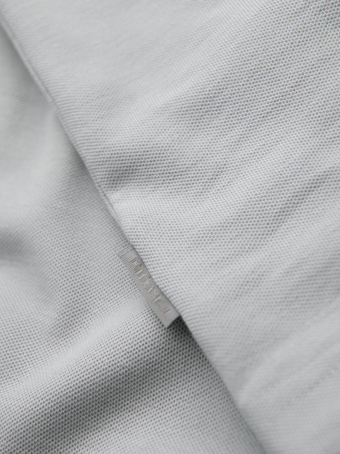 T-shirt męski z kontrastowymi wstawkami i dekoltem w serek – jasnoszary V4 OM-TSCT-0198