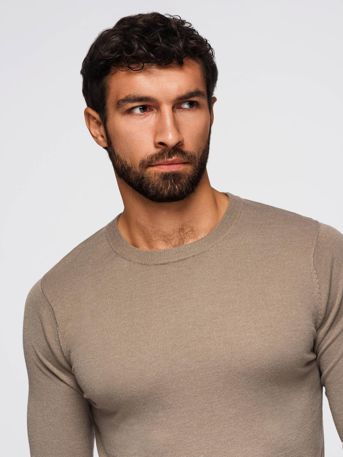 Sweter męski klasyczny z wiskozą BASIC z okrągłym dekoltem – ciemnobeżowy V15 OM-SWBS-0106 