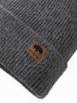 Męska dzianinowa czapka beanie z naszywką – szary melanż V2 OM-ACWH-0123