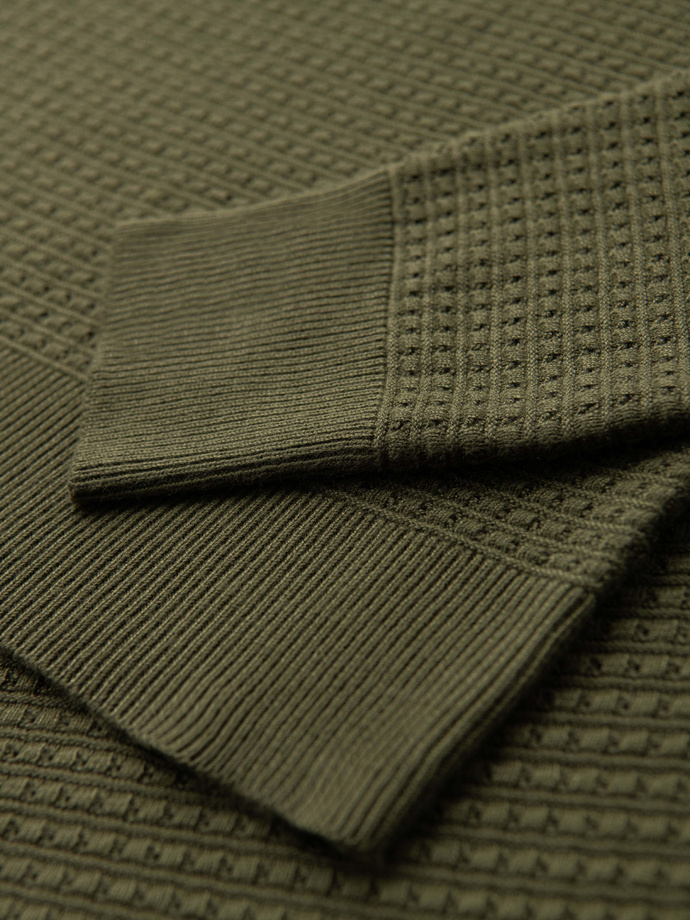 Strukturalny sweter męski z okrągłym dekoltem  – oliwkowy V1 OM-SWSW-0181