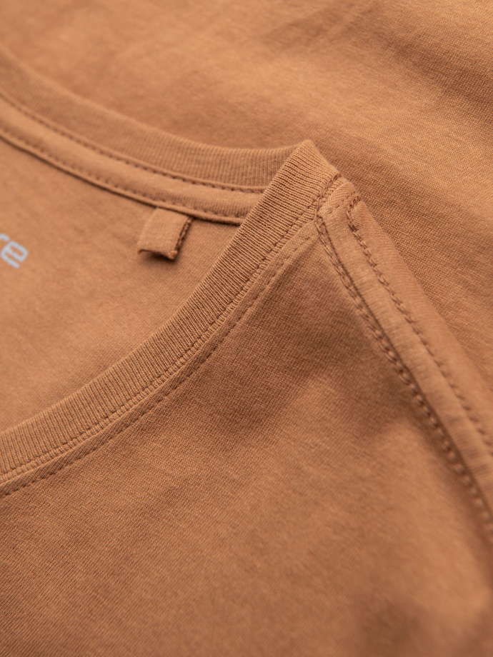 Męska klasyczna bawełniana koszulka z dekoltem w serek BASIC – brązowa V9 OM-TSBS-0237