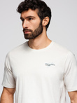 T-shirt męski z niewielkim nadrukiem na klatce piersiowej - biały V3 OM-TSPT-0258