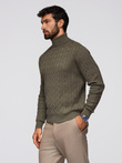 Sweter męski golf z warkoczowym splotem – oliwkowy V2 OM-SWTN-0157