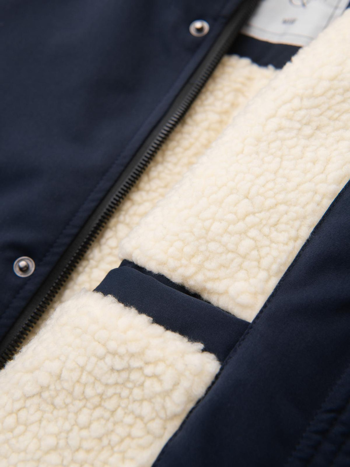 Długa męska kurtka parka z kożuszkiem – granatowa V2 OM-JAPJ-0316