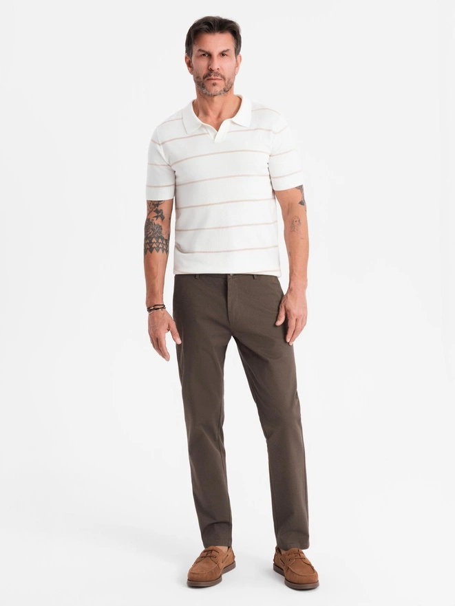Spodnie męskie chino REGULAR FIT z delikatną strukturą – brązowe V3  OM-PACP-0184