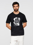 Męska bawełniana koszulka z ciekawym nadrukiem na klatce piersiowej - czarna V1 OM-TSPT-0261