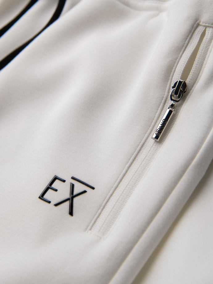 Dresowe spodnie męskie ze ściągaczami w nogawkach i gumowym nadrukiem – białe V2 OM-PASK-0223