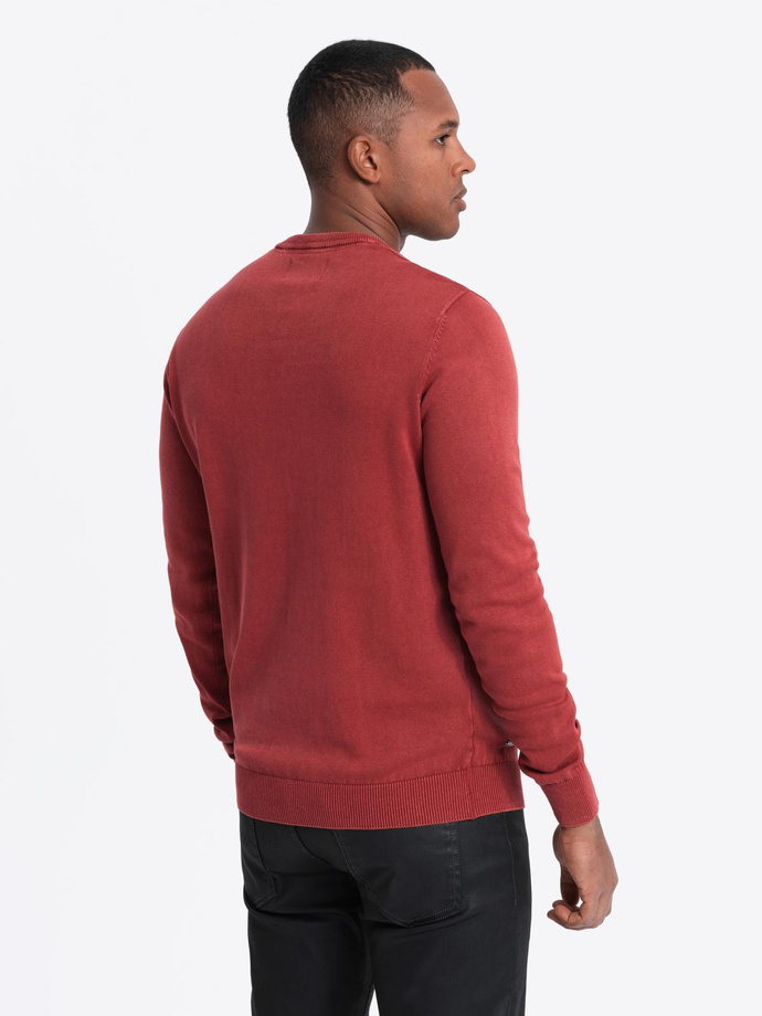 Sweter męski washowany z dekoltem w serek - czerwony V3 OM-SWOS-0108