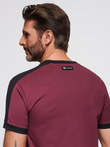 T-shirt męski z kontrastowymi lampasami – bordowy V2 OM-TSCT-0115
