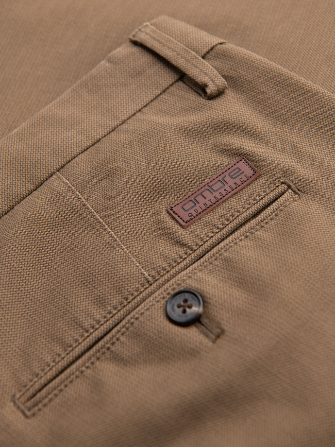 Męskie spodnie chino REGULAR FIT z delikatną strukturą – ciemnobeżowe V2 OM-PACP-0184